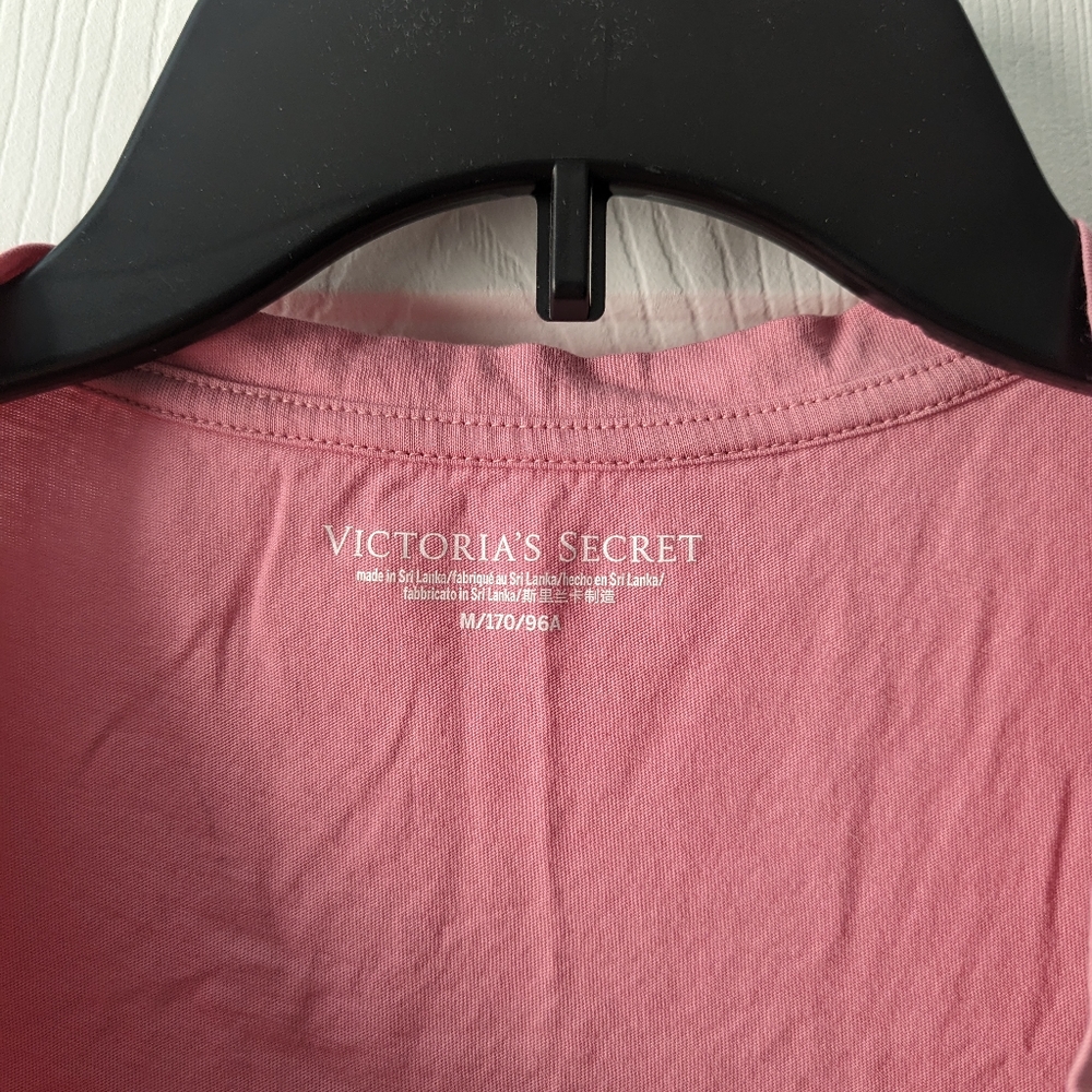 ⭐⭐⭐Bundle 2 x Victoria's Secret V-neck T-shirts Size Medium⭐⭐⭐ - Picture 4 of 4